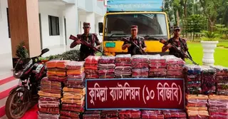 ফেনীতে ভারতীয় শাড়ি, কাভার্ড ভ্যান-মোটরসাইকেল আটক
